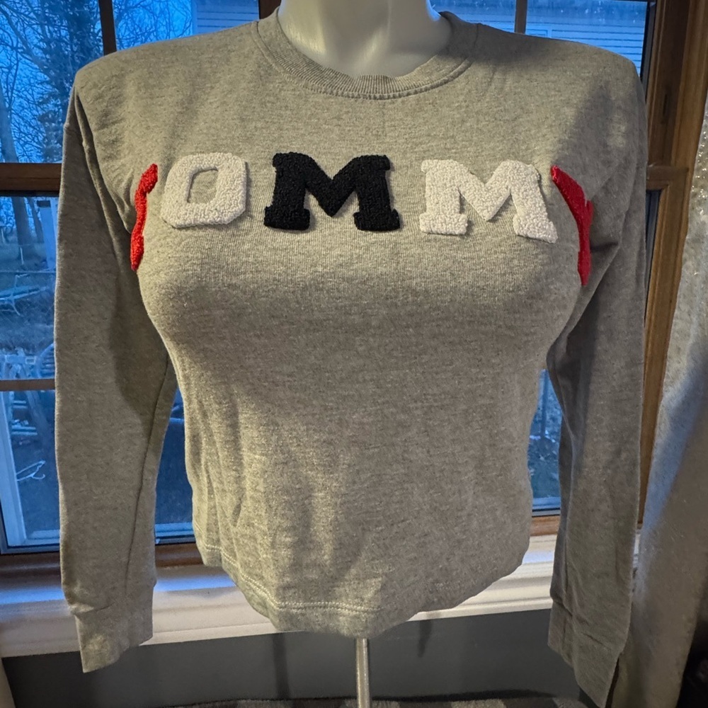 Tommy Hilfiger Gray Sweatshirt with Bold Accents